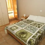 Utkovic Beachfront Apartamento *