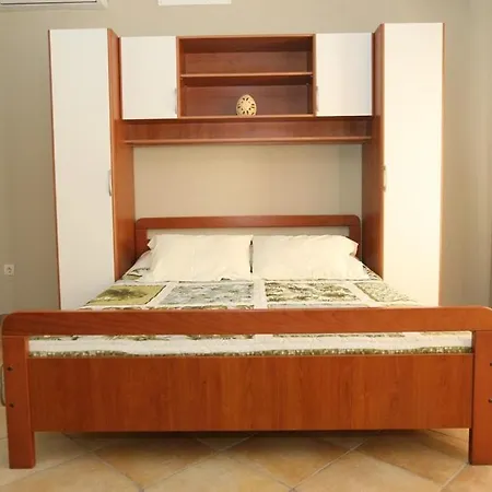Utkovic Beachfront * Vrsi