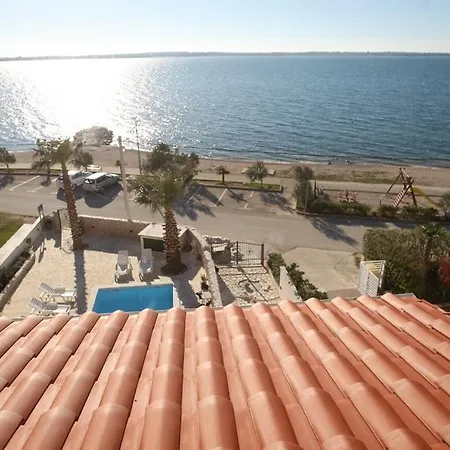 Lägenhet Utkovic Beachfront *