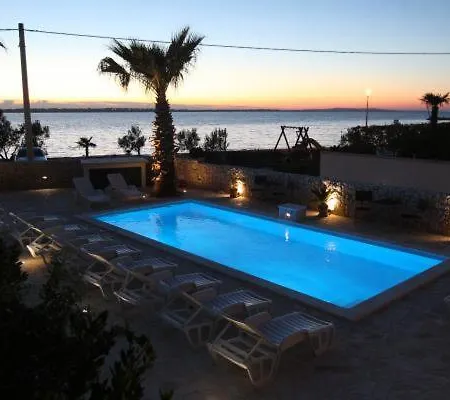 Utkovic Beachfront * Vrsi