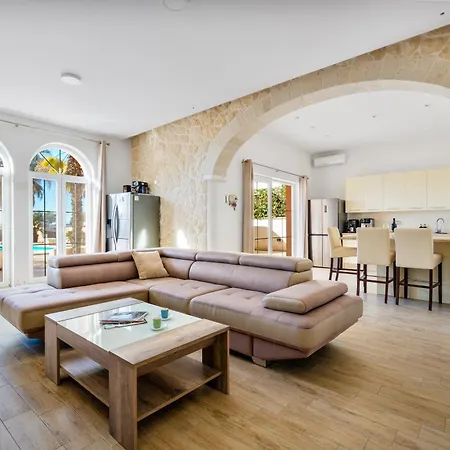 Utkovic Beachfront Апартаменты *