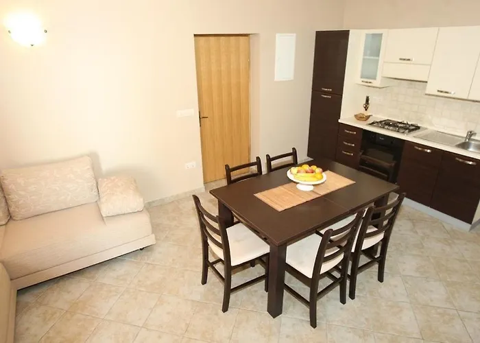 Utkovic Beachfront Апартаменты Врси