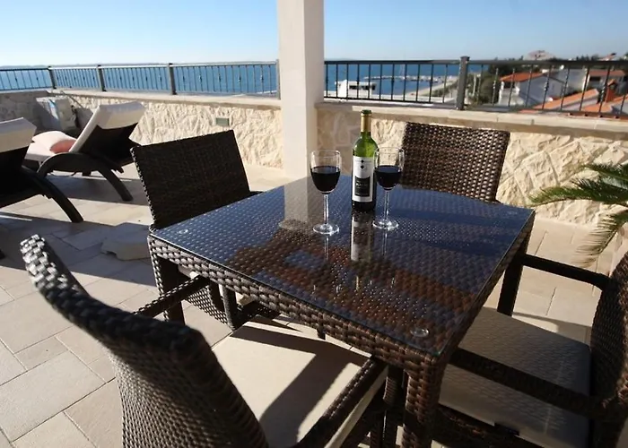 Utkovic Beachfront Апартаменты Врси