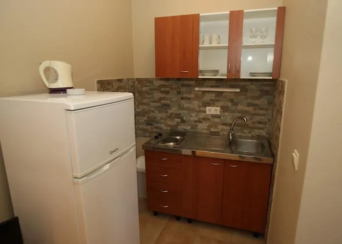 Utkovic Beachfront Апартаменты *