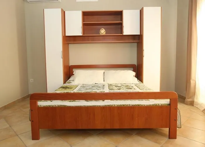 Utkovic Beachfront * Врси