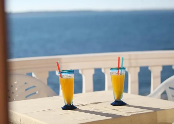 Utkovic Beachfront Апартаменты