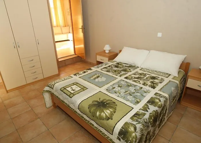 Utkovic Beachfront Апартаменты *