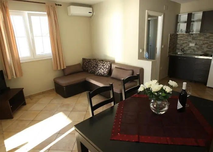 Utkovic Beachfront * Врси