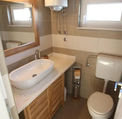 Utkovic Beachfront Апартаменты *