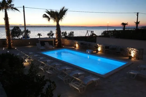 Utkovic Beachfront * Врси