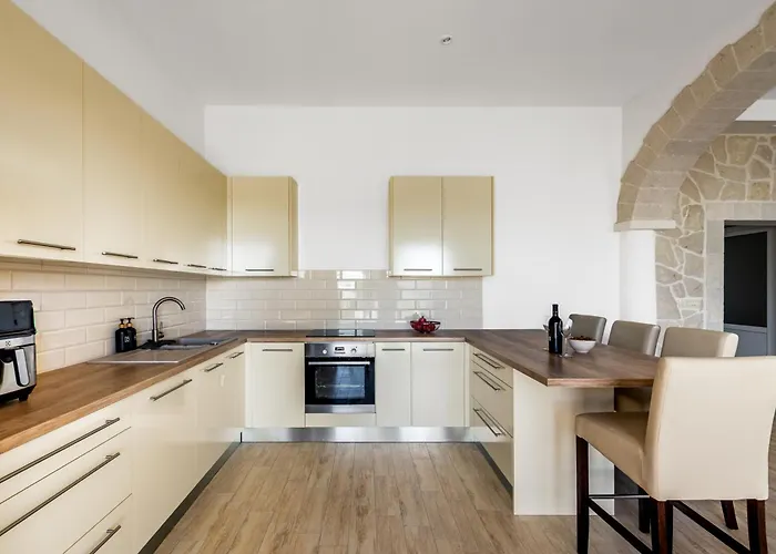 Utkovic Beachfront Апартаменты