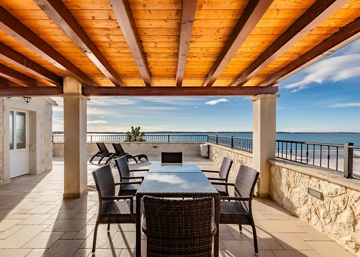 Utkovic Beachfront Апартаменты *