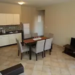 Utkovic Beachfront Apartman *