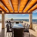 Utkovic Beachfront Apartman *