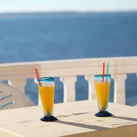 Utkovic Beachfront Apartamento