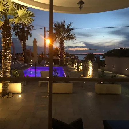 Apartment Utkovic Beachfront *