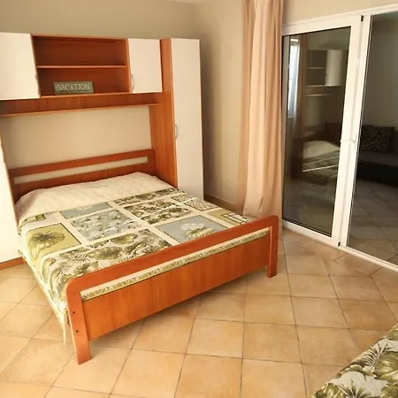 Utkovic Beachfront Apartamento Vrsi