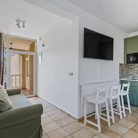 Utkovic Beachfront Apartamento *