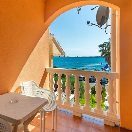 Utkovic Beachfront Apartamento *
