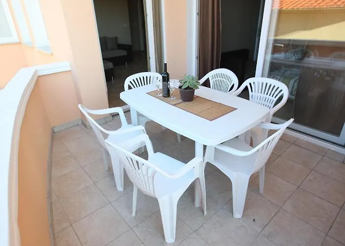 Utkovic Beachfront Apartment *