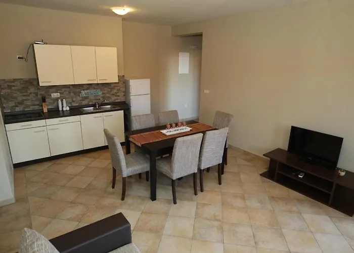 Utkovic Beachfront Apartment *