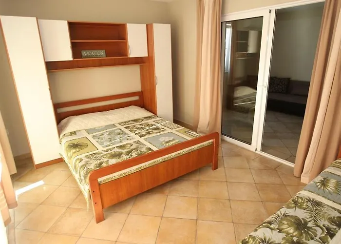 Utkovic Beachfront Apartment Vrsi