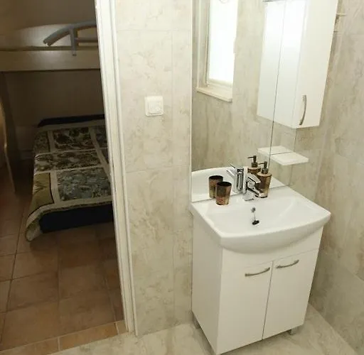 Utkovic Beachfront * Vrsi