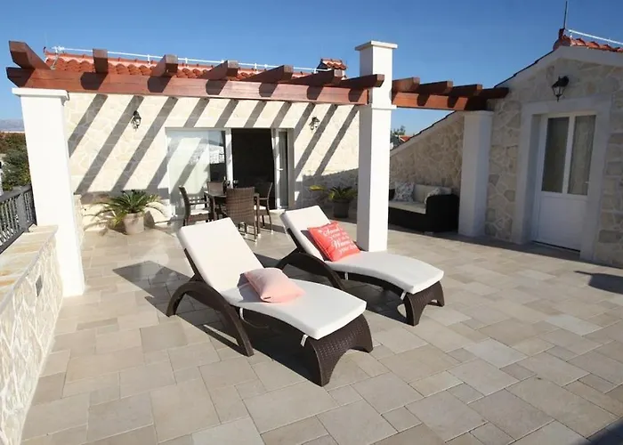 Utkovic Beachfront Apartment *