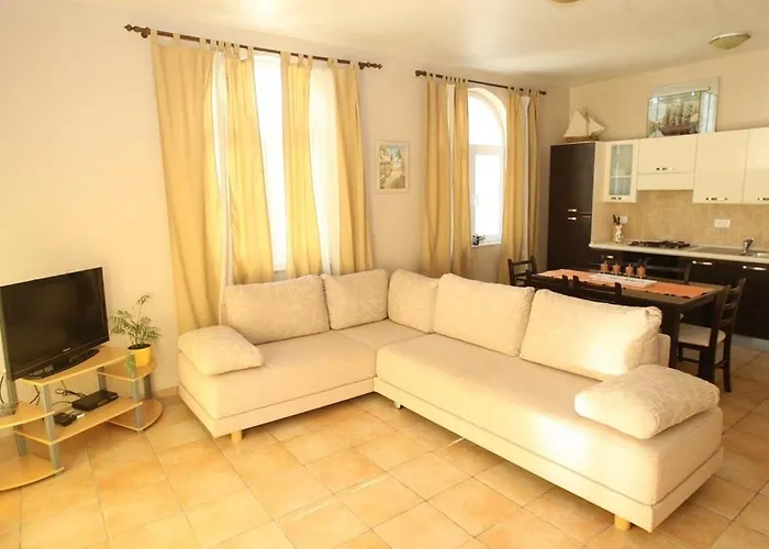 Utkovic Beachfront Apartment *